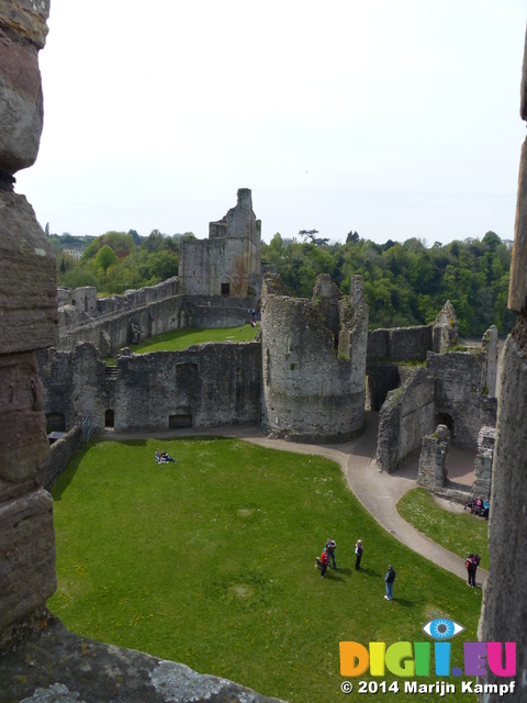 FZ005424 Chepstow castle court yard